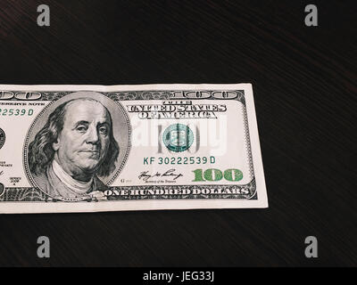 Une centaine de dollars sur la table