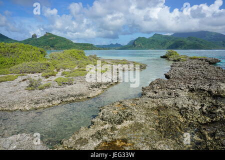 L'île du Pacifique Sud vu à partir d'un îlot rocheux dans le Lagon de Huahine, en Polynésie française, les îles sous le vent Banque D'Images