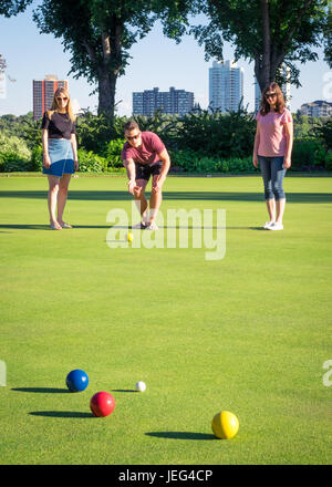 Les amis jouer de pétanque sur un quartier de boules au Royal Lawn Bowling Club à Edmonton, Alberta, Canada. Banque D'Images