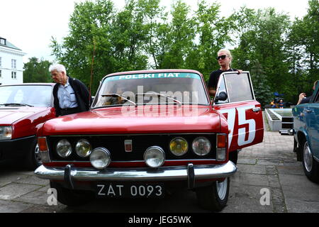 Warszawa, Pologne. 24 Juin, 2017. Oldtimer show qui a eu lieu à Otwock présentant des voitures de l'ère communiste polonais, nous et les véhicules européens. Credit : Madeleine Lenz/Pacific Press/Alamy Live News Banque D'Images