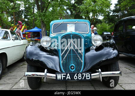 Warszawa, Pologne. 24 Juin, 2017. Oldtimer show qui a eu lieu à Otwock présentant des voitures de l'ère communiste polonais, nous et les véhicules européens. Credit : Madeleine Lenz/Pacific Press/Alamy Live News Banque D'Images