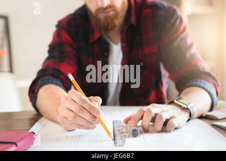 Jeune homme à l'intérieur architecte de projet de plan Banque D'Images