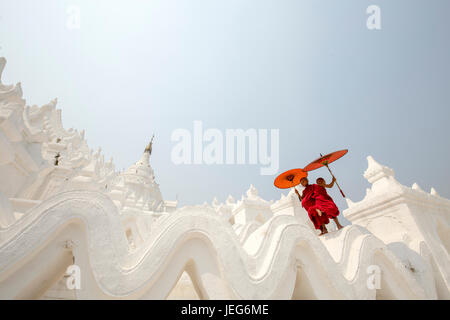 Moines avec parapluie Pagode Hsinbyume Temple à Mandalay Myanmar région Mingon Myanmar pagode temple blanc Banque D'Images
