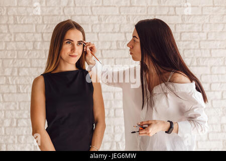 Femme client lors de la procédure de correction et la peinture des sourcils Banque D'Images