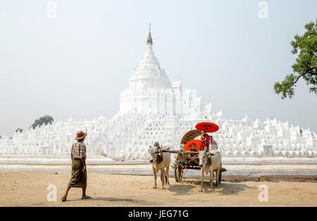 La Pagode Myatheindan Pagode Hsinbyume à Mandalay Myanmar Mingun pagode du temple de voyage - white temple à Mingun Banque D'Images