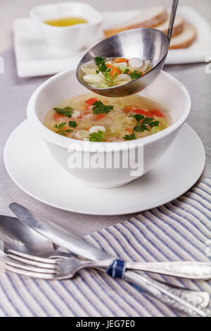 Soupe de légumes frais du chou, carotte, pomme de terre, poivron rouge, tomate dans un bol Banque D'Images