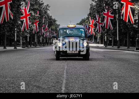 London taxi entouré par union jacks Banque D'Images