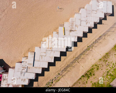 Vue d'en haut photo aérienne de conteneurs de fret dans les rangées de conteneurs de fret sur la plage. Banque D'Images