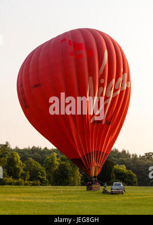 La Vierge en montgolfière. La Vierge hot air balloon se prépare au décollage en Cumbria dans le nord de l'Angleterre. Banque D'Images