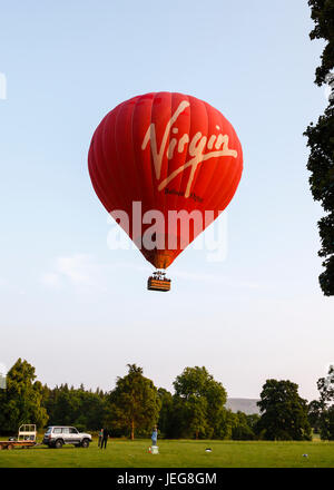 La Vierge en montgolfière. La Vierge de montgolfière dans le ciel au-dessus de Penrith, Cumbria dans le nord de l'Angleterre. Banque D'Images