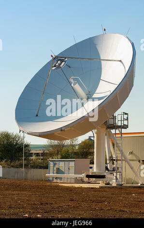 Chaînes dishe ciel point . L'antenne TV en communication centre Banque D'Images