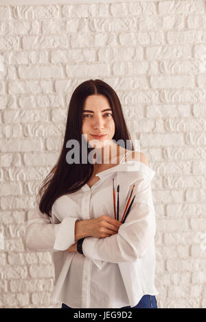 Happy woman holding une brosse de maquillage. Banque D'Images