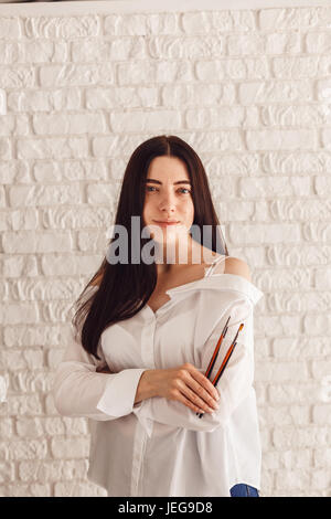 Happy woman holding une brosse de maquillage. Banque D'Images