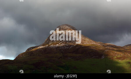 Close-up, téléobjectif, de l'étonnante de Glencoe Pap de Ballachulish, Glencoe, l'Ecosse sur l'image avec le soleil illuminant le pic Banque D'Images