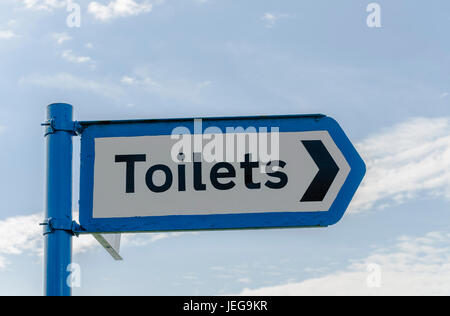 Un signe montrant le chemin vers les toilettes UK. Banque D'Images