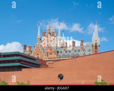 Londres, Royaume-Uni - 27 MAI 2017 : vue extérieure de la British Library, bibliothèque nationale du Royaume-Uni à Londres, avec le quartier gothique tours de St Pancras St Banque D'Images