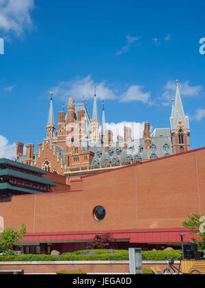 Londres, Royaume-Uni - 27 MAI 2017 : vue extérieure de la British Library, bibliothèque nationale du Royaume-Uni et son hall, avec les tours gothiques de St Pa Banque D'Images