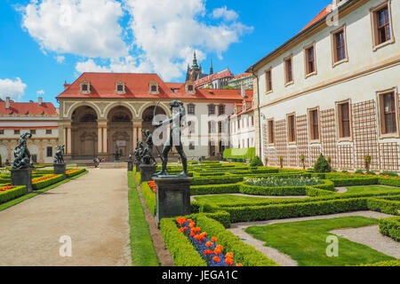 Vue de l'époque baroque Palais Wallenstein à Malá Strana, Prague, en ce moment la maison du Sénat tchèque et son jardin à la française au printemps. Banque D'Images