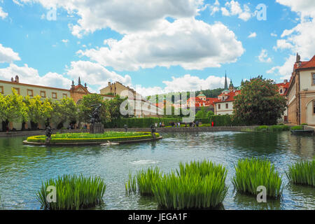 Un étang dans le jardin Wallenstein à Prague avec une fontaine en marbre avec des statues d'Hercule et les naïades dans l'ensoleillée journée de printemps. Banque D'Images
