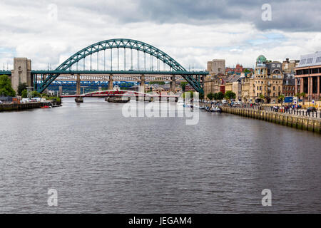 Newcastle-upon-Tyne, Angleterre, Royaume-Uni. Tyne Bridge et faire pivoter le pont de la rivière Tyne. Banque D'Images