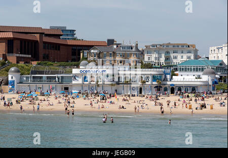 Le Centre International de Bournemouth Oceanarium et salles donnant sur la plage de cette station balnéaire anglaise. Banque D'Images