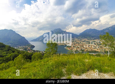 Vue panoramique vue aérienne du lac de Côme et de Lecco, Lombardie, Province ville Italie Banque D'Images