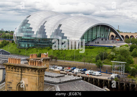 Newcastle-upon-Tyne, Angleterre, Royaume-Uni. La salle de Concert Sage Gateshead Newcastle en vu à travers les toits. Banque D'Images