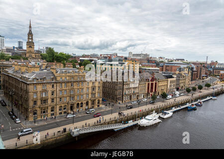 Newcastle-upon-Tyne, Angleterre, Royaume-Uni. Quayside immeubles faisant face à la rivière Tyne. All Saints' Church à distance sur la gauche. Banque D'Images