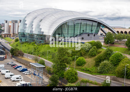 Newcastle-upon-Tyne, Angleterre, Royaume-Uni. La salle de Concert Sage Gateshead en vu de la Tyne Bridge. Banque D'Images