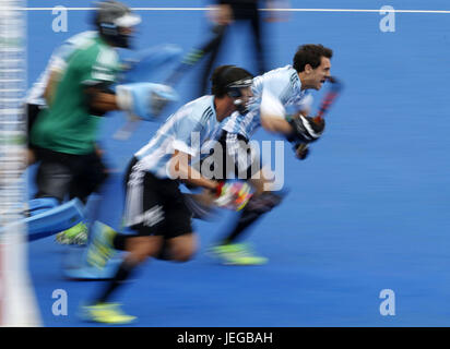 Ruée vers l'Argentine d'imposer une pénalité au cours de l'angle de la Ligue de hockey du monde, demi-finale finale à Lee Valley Hockey Centre, Londres. Banque D'Images