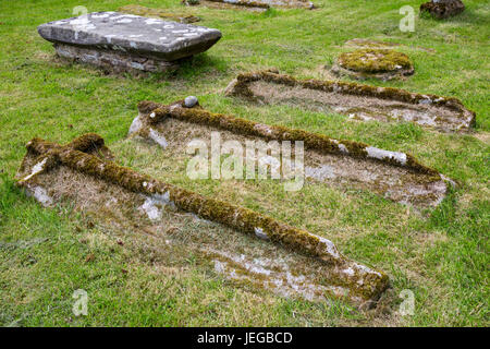 Yorkshire, Angleterre, Royaume-Uni. Tombes médiévales dans le cimetière de st oswald's Church, Hauxwell, près de Norwich. Banque D'Images