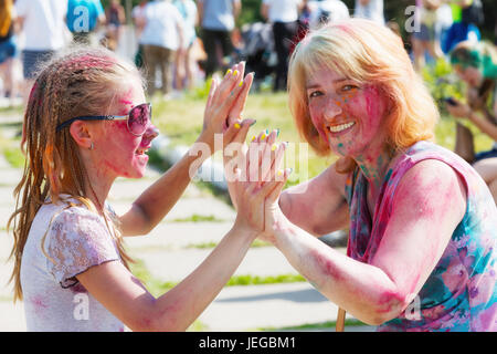 Mère et fille jouer au festival de peinture Banque D'Images