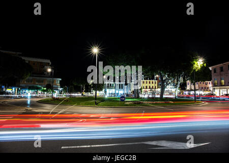 Lumineux et décoré dans le rond-point du centre-ville. Caorle, Italie. Banque D'Images