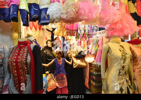 Les peuples musulmans bangladais occupés dans shopping au nouveau marché de l'avant de l'Aïd al-Fitr festival, pendant le mois sacré du Ramadan à Dhaka, Bangladesh, le 24 juin 2017. Observer les musulmans de l'Eid al-Fitr qui marque la fin du Ramadan. Les gens à préparer les fêtes, porter de nouveaux vêtements et appliquer henné pour célébrer le festival. Banque D'Images