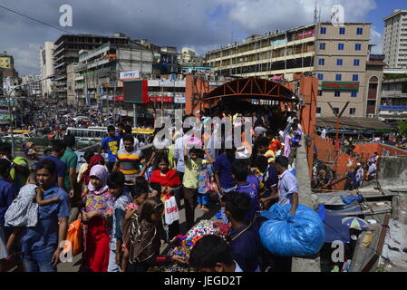 Les peuples musulmans bangladais occupés dans shopping au nouveau marché de l'avant de l'Aïd al-Fitr festival, pendant le mois sacré du Ramadan à Dhaka, Bangladesh, le 24 juin 2017. Observer les musulmans de l'Eid al-Fitr qui marque la fin du Ramadan. Les gens à préparer les fêtes, porter de nouveaux vêtements et appliquer henné pour célébrer le festival. Banque D'Images
