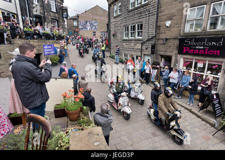 Haworth, West Yorkshire, Royaume-Uni. Jun 24, 2017. 1960 Week-end dans le village de Haworth Bronte, West Yorkshire. Défilé des mods sur les scooters dans la rue principale. Crédit : John Bentley/Alamy Live News Banque D'Images