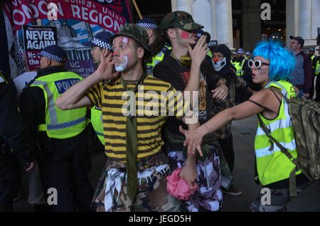 Londres, Royaume-Uni. Jun 24, 2017. Le clown contre le fascisme, la troupe explorer l'espace et le mouvement dans le centre de ce que certains anti chaotique protestation EDL . Crédit : Philip Robins/Alamy Live News Banque D'Images