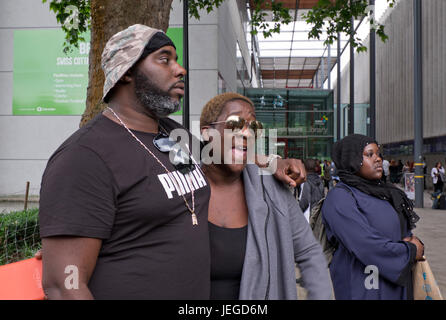 Londres, Royaume-Uni. 24 Juin, 2017. Chalcots Camden council housing estate habitants obligés de quitter leurs foyers en raison de problèmes de sécurité incendie suite à la catastrophe de la tour de Grenfell, la semaine précédente. Credit : Julio Etchart/Alamy Live News Banque D'Images