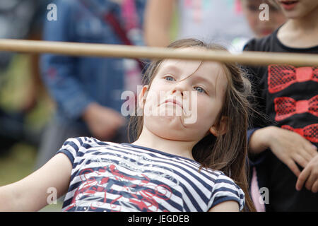 Bydgoszcz, Pologne. 24 Juin, 2017. Les jeunes enfants sont considérés faisant une danse limbo dans un terrain sur l'Île Mill. Credit : Jaap Arriens/Alamy Live News Banque D'Images