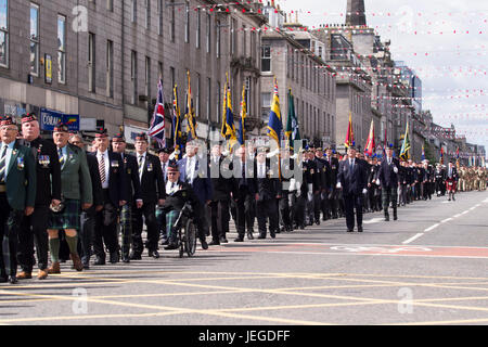 Aberdeen, Écosse, Royaume-Uni. 24 Juin, 2017. Pipe Bands militaires, soldats et cadets représentant des régiments écossais le long de la rue Union Street, Aberdeen, au cours de la Journée nationale des Forces armées en 2017. Credit : AC Images/Alamy Live News Banque D'Images