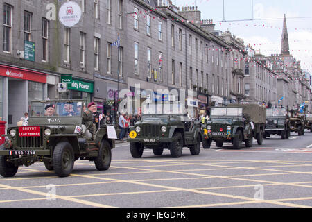 Aberdeen, Écosse, Royaume-Uni. 24 Juin, 2017. Les véhicules militaires, ainsi que des bandes de tuyau, des soldats et cadets représentant des régiments écossais, le long de la rue Union Street, Aberdeen, au cours de la Journée nationale des Forces armées en 2017. Credit : AC Images/Alamy Live News Banque D'Images