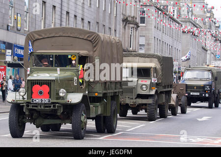 Aberdeen, Écosse, Royaume-Uni. 24 Juin, 2017. Les véhicules militaires, ainsi que des bandes de tuyau, des soldats et cadets représentant des régiments écossais, le long de la rue Union Street, Aberdeen, au cours de la Journée nationale des Forces armées en 2017. Credit : AC Images/Alamy Live News Banque D'Images