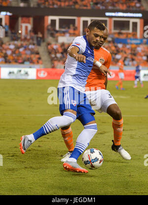 Houston, TX, USA. 23 Juin, 2017. FC Dallas avant Cristian Colman (9) lors d'un match de Major League Soccer entre le Dynamo de Houston et le FC Dallas au stade BBVA Compass à Houston, TX. Chris Brown/CSM/Alamy Live News Banque D'Images