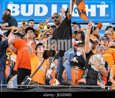 Houston, TX, USA. 23 Juin, 2017. Houston Dynamo fans plus fort avant un match de football de ligue majeure entre le Dynamo de Houston et le FC Dallas au stade BBVA Compass à Houston, TX. Chris Brown/CSM/Alamy Live News Banque D'Images