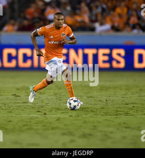 Houston, TX, USA. 23 Juin, 2017. Le milieu de terrain Dynamo de Houston Ricardo Clark (13) lors d'un match de Major League Soccer entre le Dynamo de Houston et le FC Dallas au stade BBVA Compass à Houston, TX. Chris Brown/CSM/Alamy Live News Banque D'Images