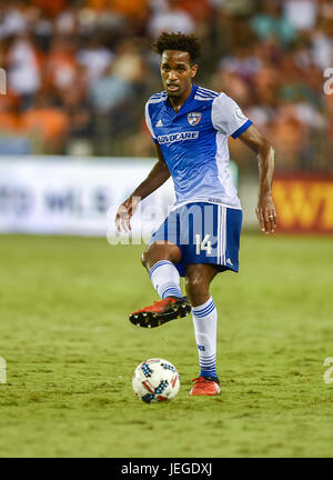 Houston, TX, USA. 23 Juin, 2017. Le milieu de terrain Dynamo de Houston Alex (14) au cours d'un match de Major League Soccer entre le Dynamo de Houston et le FC Dallas au stade BBVA Compass à Houston, TX. Chris Brown/CSM/Alamy Live News Banque D'Images