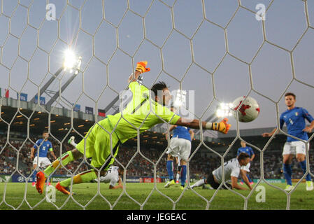 24 juin 2017, Cracovie, Pologne, l'UEFA European U-21 championnats de football, l'Italie et l'Allemagne ; gardien Gianluigi (ITA) Salutations distinguées fait un Enregistrer pour conserver l'Italie dans le jeu Banque D'Images