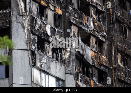 Londres, Royaume-Uni. Jun 24, 2017. Tour de Grenfell, dans l'ouest de Londres après un incendie qui a ravagé tous les édifices et laissé des dizaines d'habitants morts. Credit : Dominika Zarzycka/Alamy Live News Banque D'Images