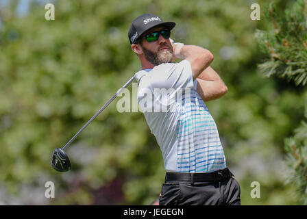 Cromwell CT, USA. 24 Juin, 2017. Graham DeLaet suit son coup de départ sur le 6e trou lors du troisième tour des voyageurs Golf Championship à PTC River Highlands à Cromwell, Connecticut. Credit : Cal Sport Media/Alamy Live News Banque D'Images