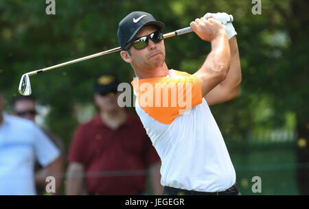 Cromwell CT, USA. 24 Juin, 2017. Paul Casey tees off au 8ème orifice pendant le troisième tour des voyageurs Golf Championship à PTC River Highlands à Cromwell, Connecticut. Credit : Cal Sport Media/Alamy Live News Banque D'Images